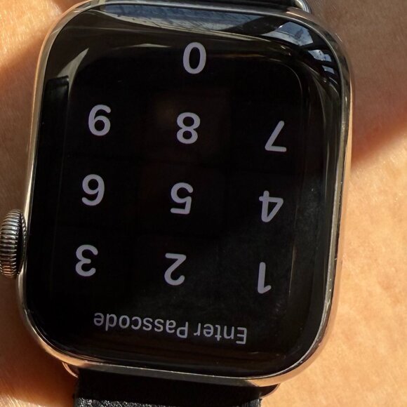 APPLE WATCH HERMÈS SERIES 8 Noir Swift Leather Gourmette Metal Double Tour - Picture 13 of 16